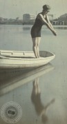 [Femme en maillot de bain, dans une barque, sur l’eau], Charles ADRIEN, entre 1907 et 1930. - 1 photographie positive transparente : verre autochrome, couleur ; 9 x 12 cm 807im_A_1277