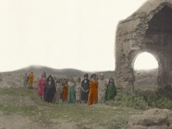 FRSFP_0821IM_A_14 - Vieux &amp;nbsp;marabout en ruines,&amp;nbsp;[F&amp;egrave;s,&amp;nbsp;Maroc], 1921. verre autochrome, 9 x 12 cm