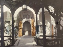 FRSFP_0821IM_A_17 - Int&amp;eacute;rieur d&amp;rsquo;un palais,&amp;nbsp;[Marrakech,&amp;nbsp;Maroc], 1921. verre autochrome, 9 x 12 cm