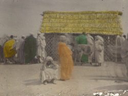 FRSFP_0821IM_A_23 - Place,&amp;nbsp;[Marrakech,&amp;nbsp;Maroc], 1921. verre autochrome, 9 x 12 cm