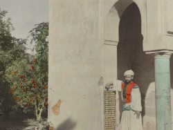 FRSFP_0821IM_A_29 - La Mamounia, un gardien,&nbsp;[Marrakech,&nbsp;Maroc], 1921. verre autochrome, 9 x 12 cm