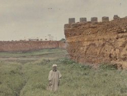 FRSFP_0821IM_A_54 - Remparts de&amp;nbsp;Rabat,&amp;nbsp;[Maroc], 1921. verre autochrome, 9 x 12 cm