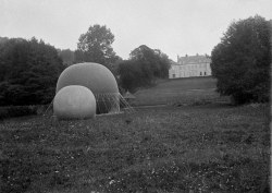 [Tentes rondes dans le parc d&#039;un château], 1902